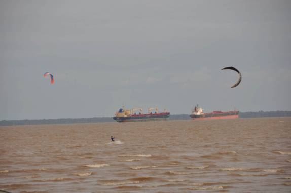 Kite surfing no Rio Amazonas, em Macapá - AP